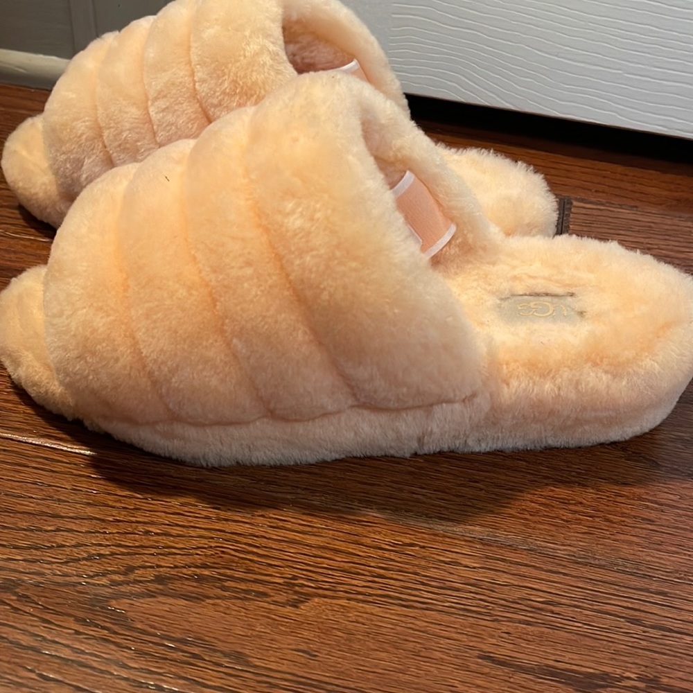 UGG SLIPPERS